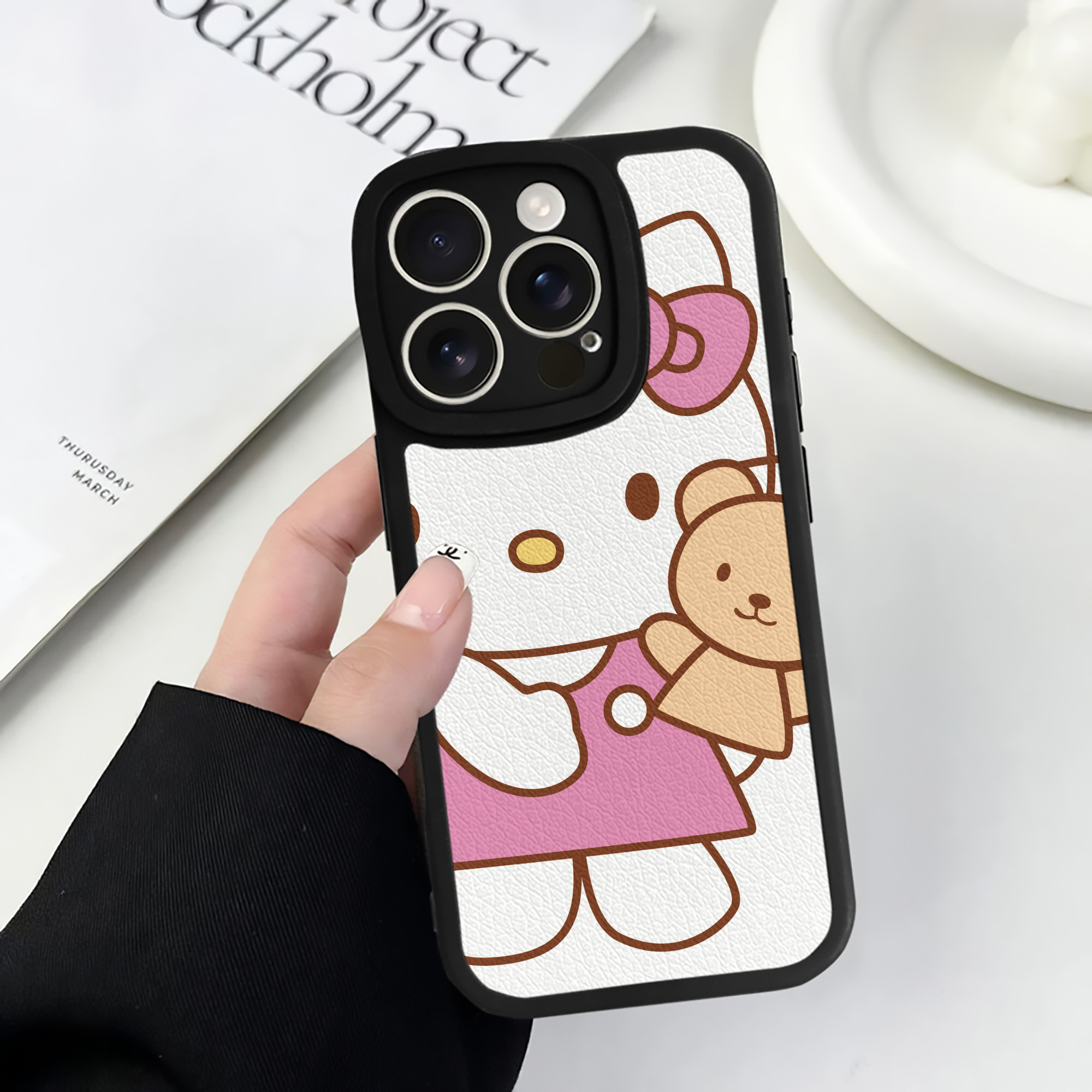 （画像用） Hello Kitty ハローキティ 【iPhone 16シリーズ対応】シリコンスマホケース（レザー調） 材質：シリコン